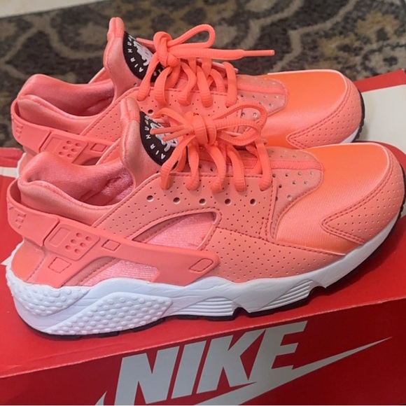 Nike Air Huarache
Atomic Pink (Women's) 6 - Picture 2 of 4